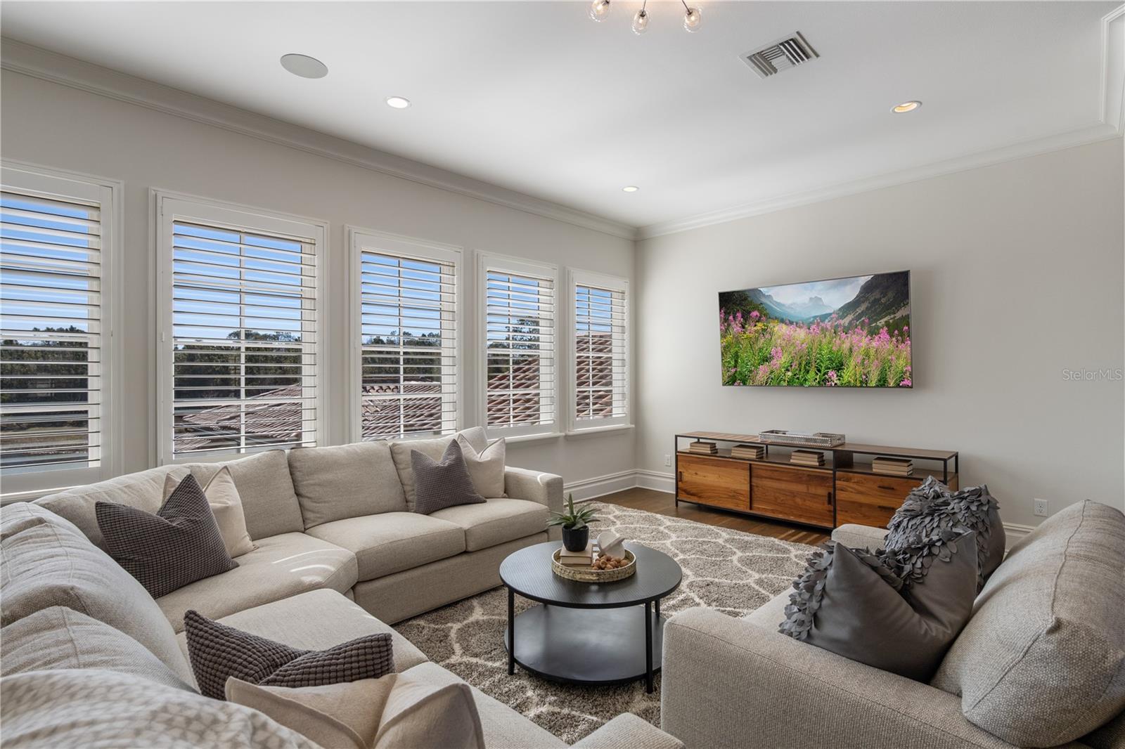 10443 LOS FELIZ Dr GOLDEN OAK, FL 32836