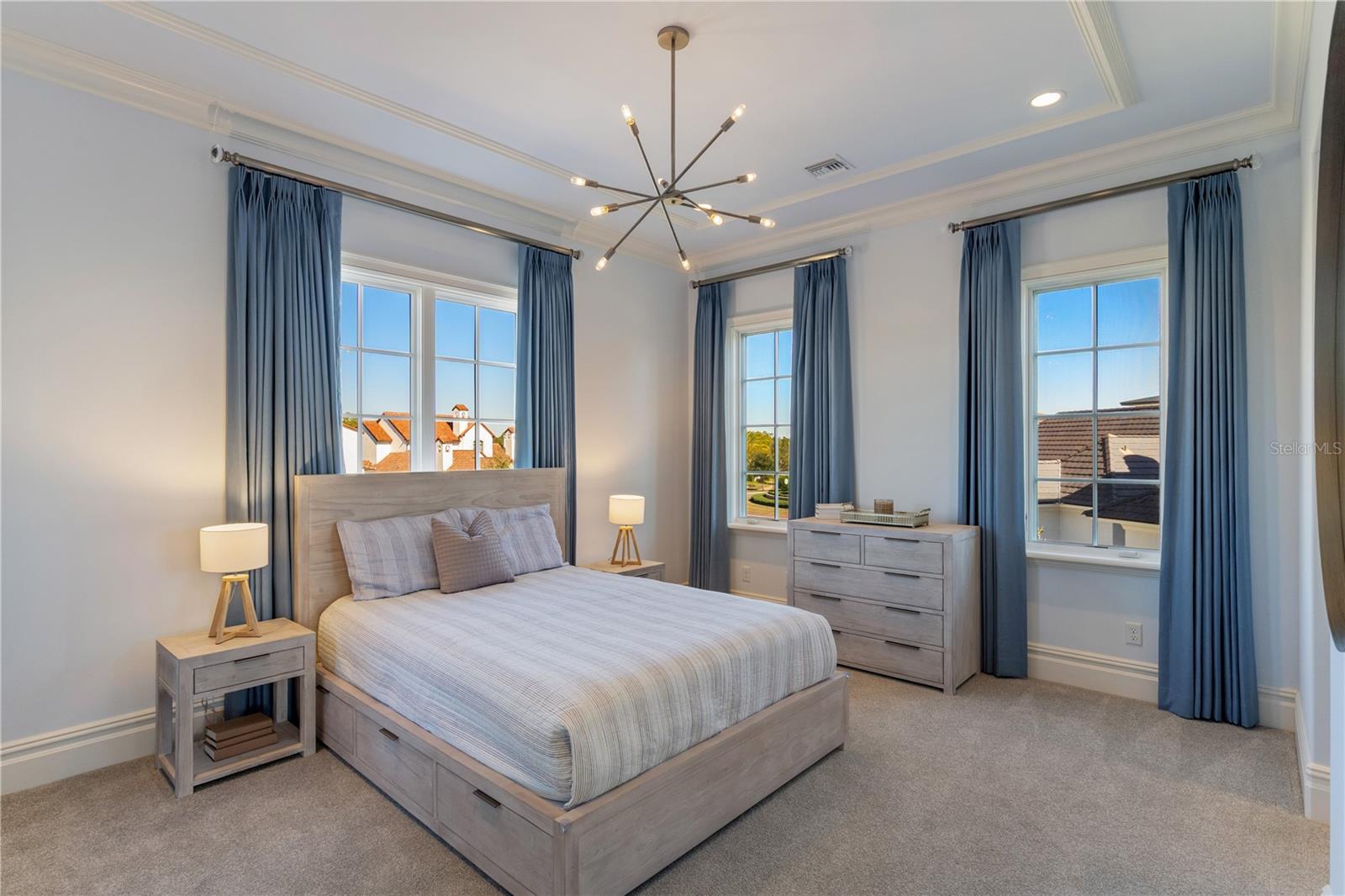 10443 LOS FELIZ Dr GOLDEN OAK, FL 32836