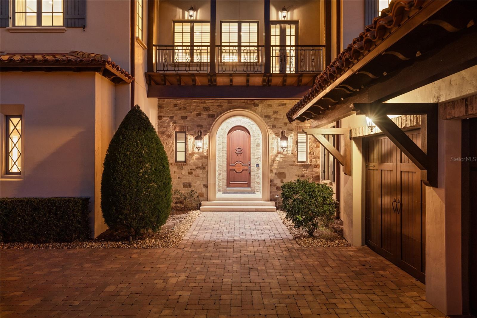 10443 LOS FELIZ Dr GOLDEN OAK, FL 32836