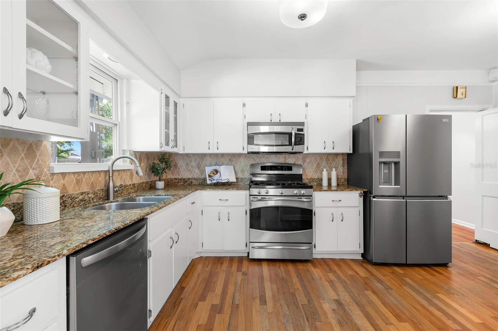 230 27TH St ST PETERSBURG, FL 33713