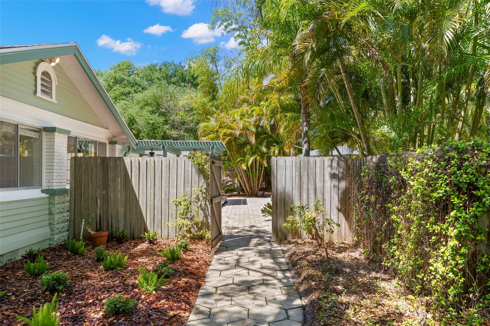 230 27TH St ST PETERSBURG, FL 33713