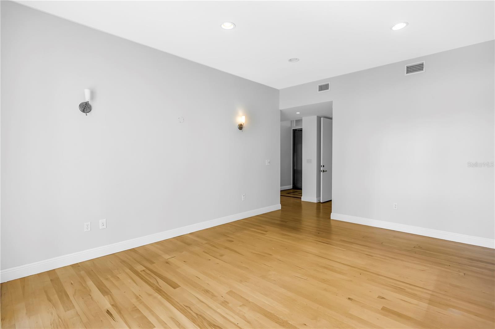 838 MONTEREY Blvd ST PETERSBURG, FL 33704