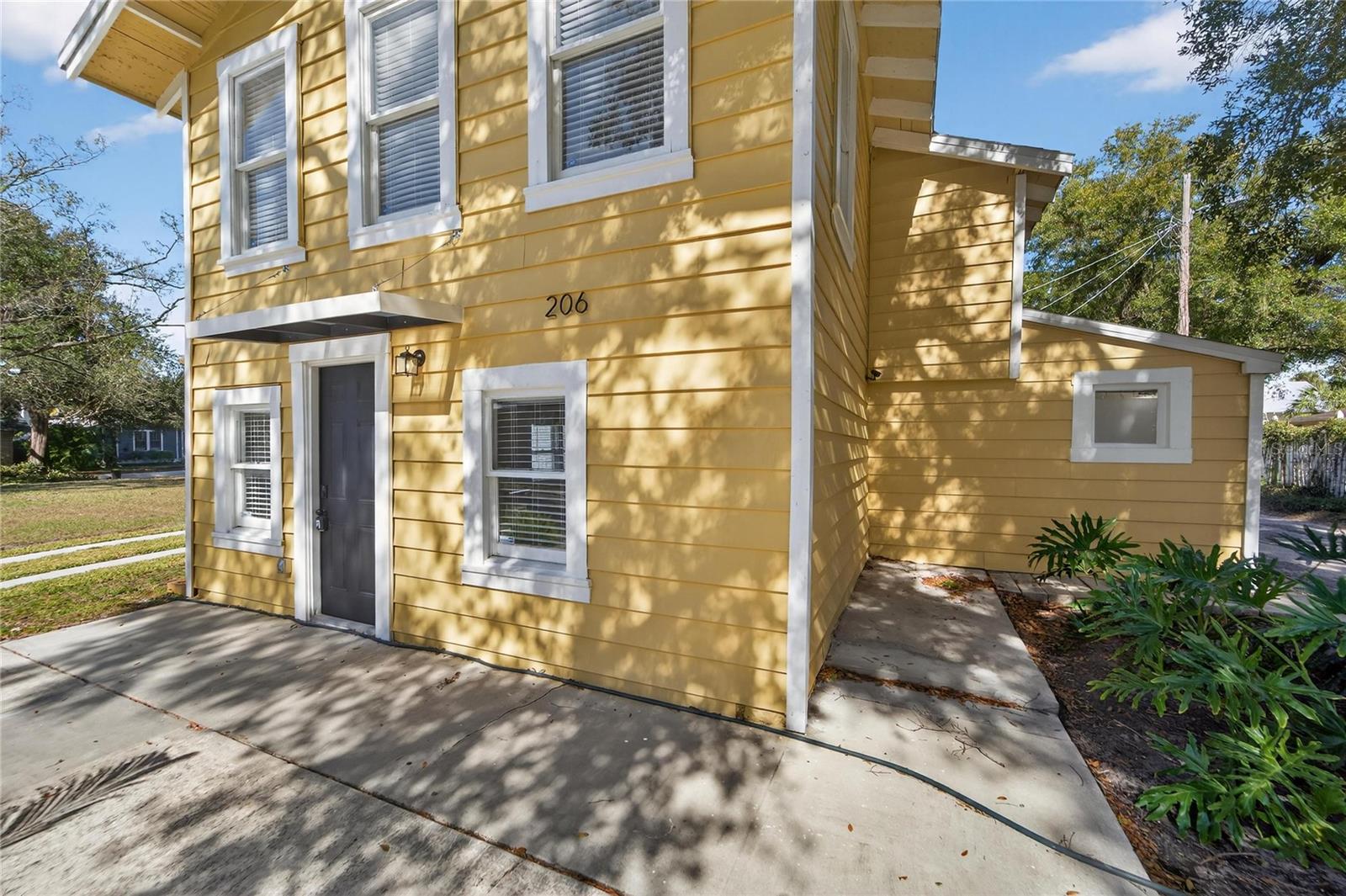 206 E FRIERSON Ave TAMPA, FL 33603