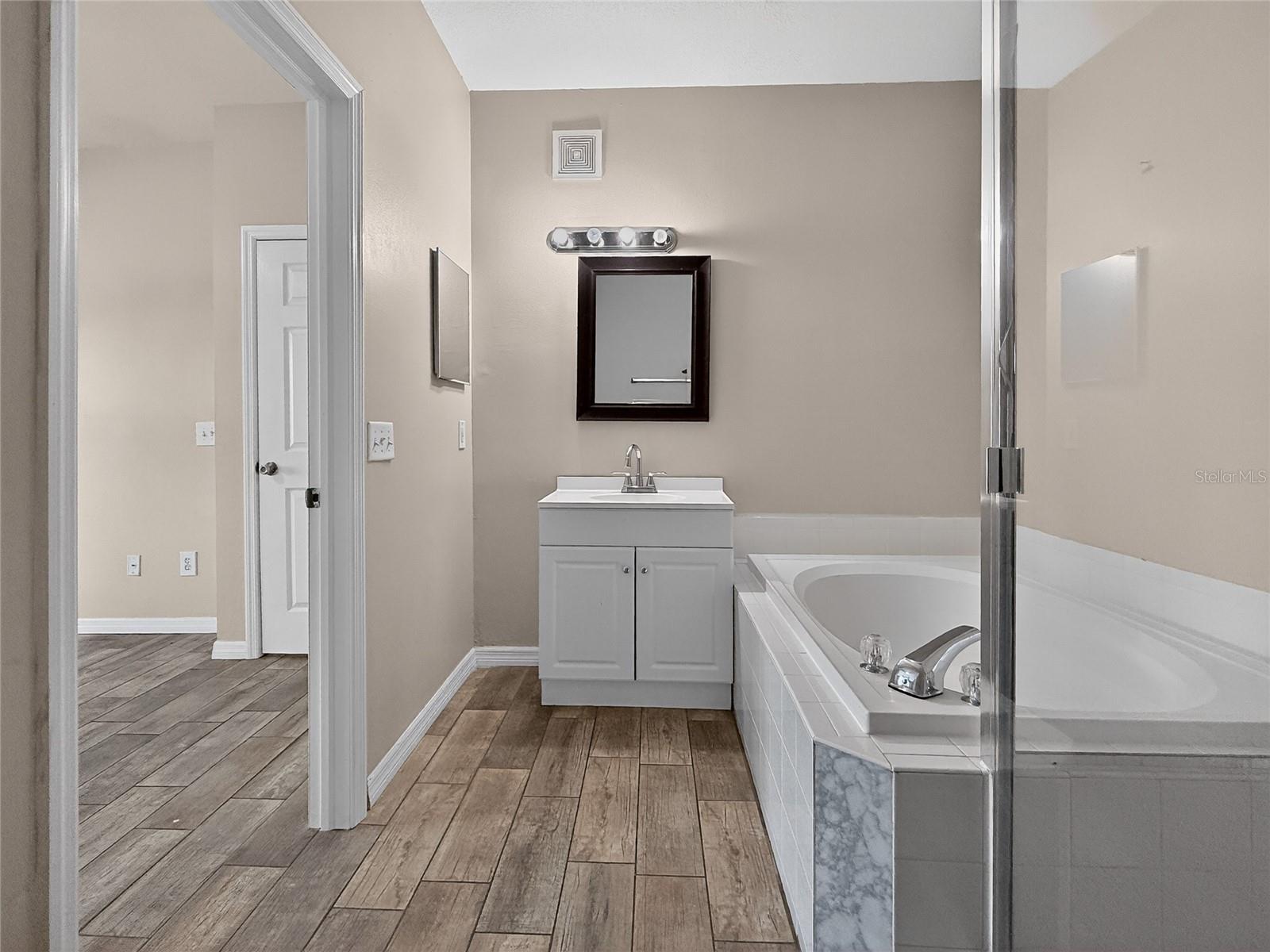 16305 ENCLAVE Vlg Dr #102 TAMPA, FL 33647