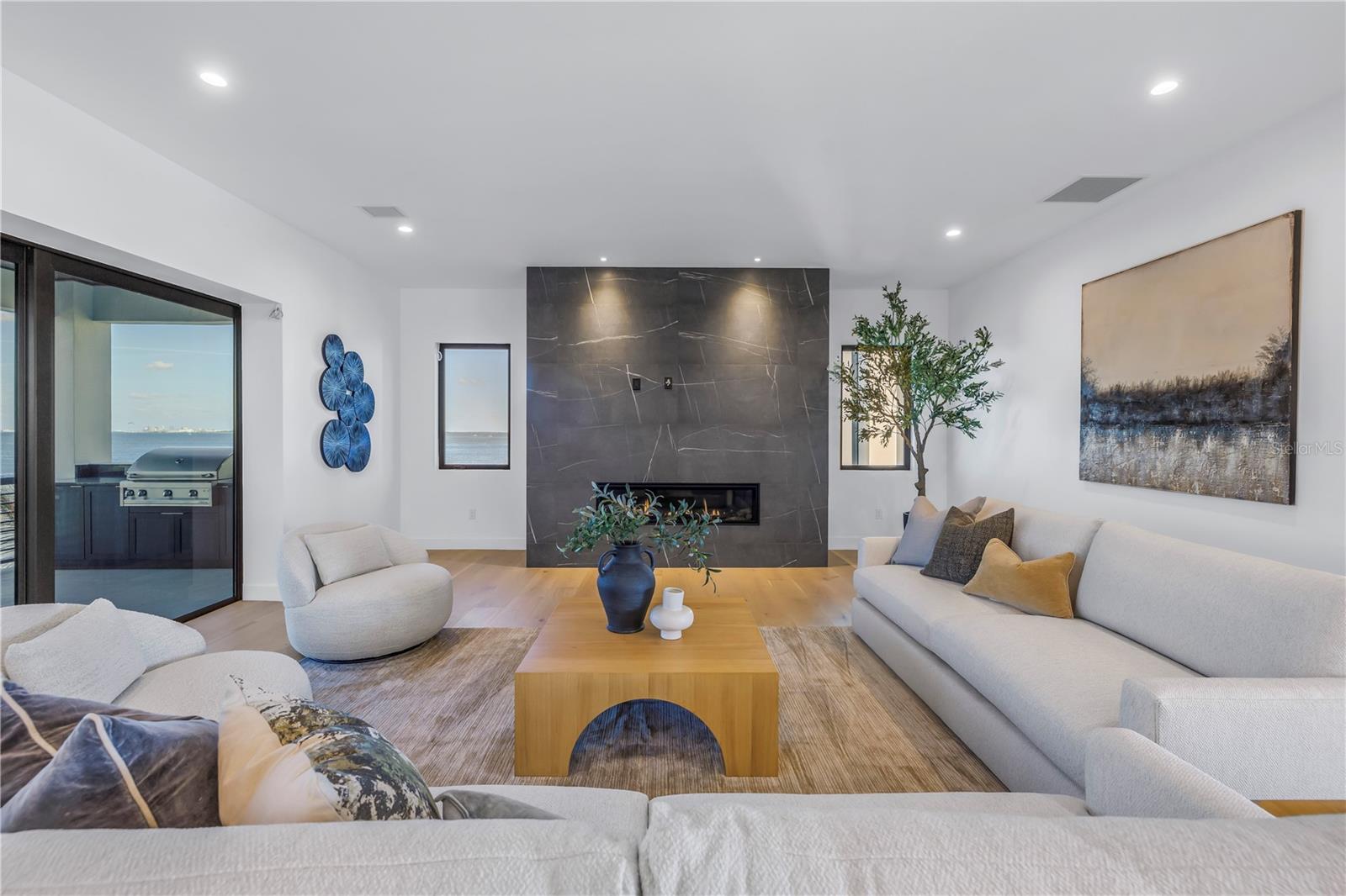 2081 MICHIGAN Ave ST PETERSBURG, FL 33703