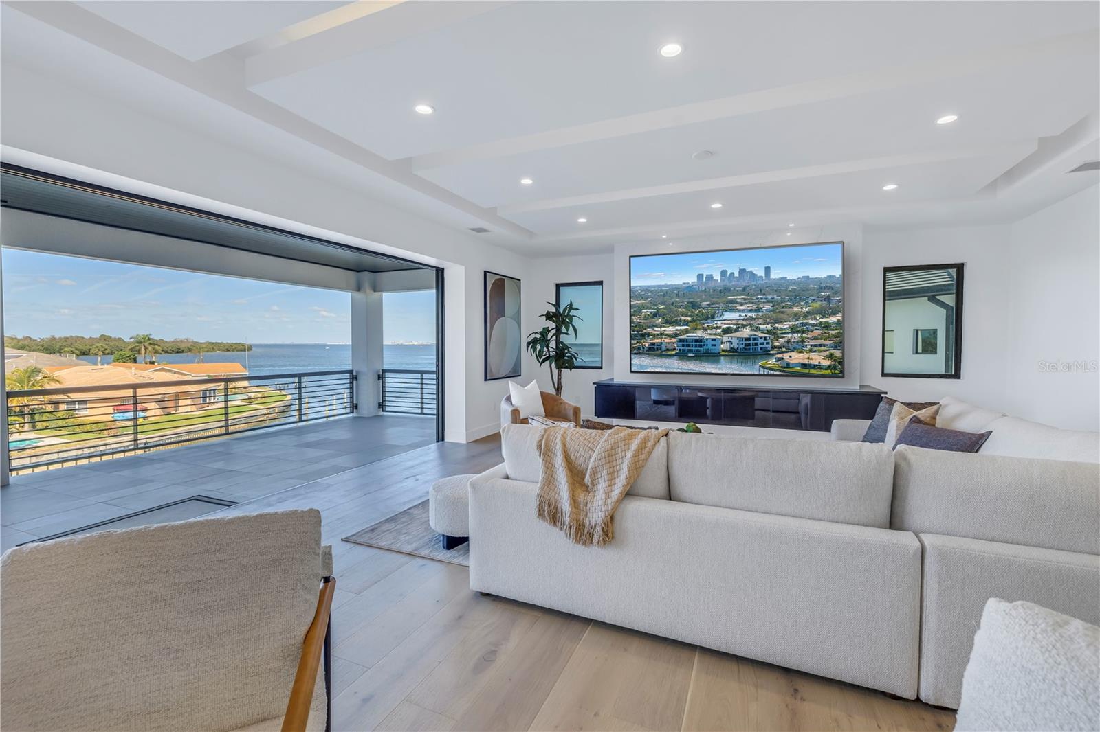 2081 MICHIGAN Ave ST PETERSBURG, FL 33703