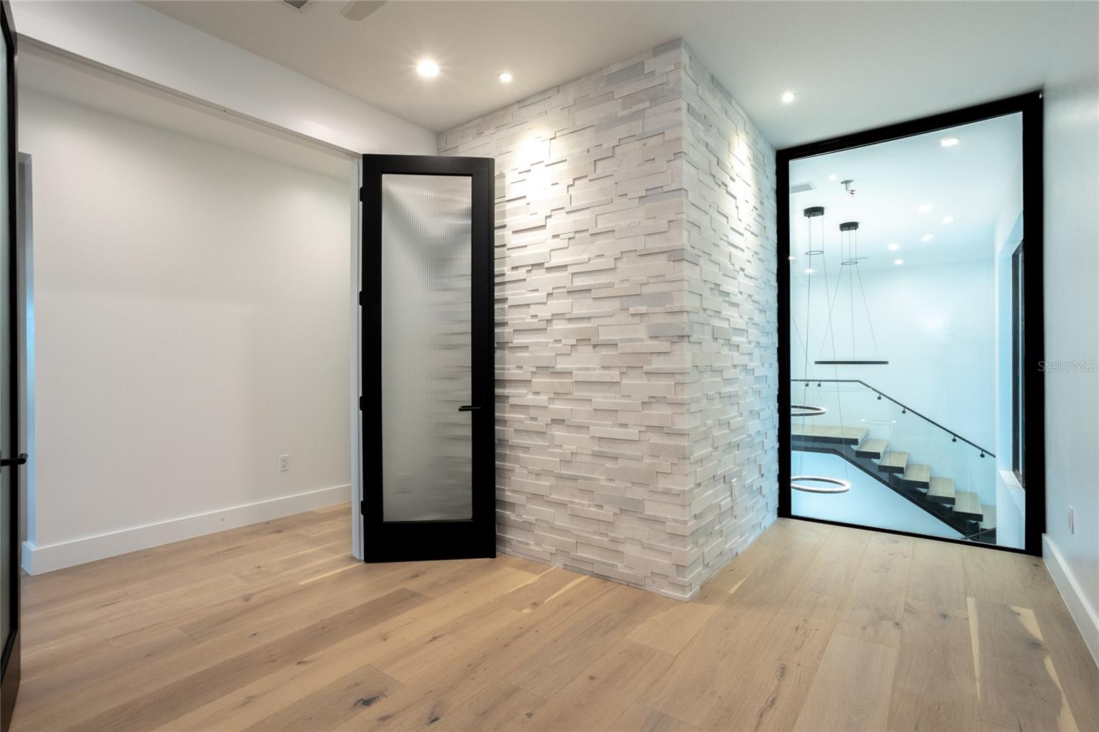 2081 MICHIGAN Ave ST PETERSBURG, FL 33703