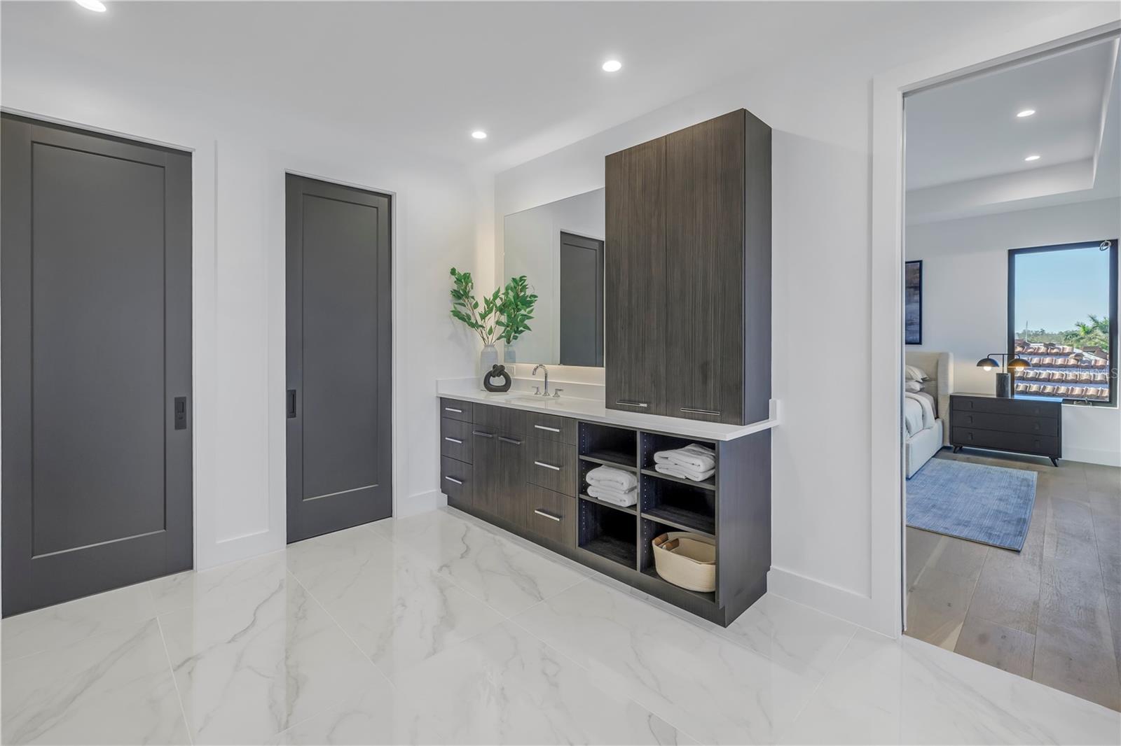 2081 MICHIGAN Ave ST PETERSBURG, FL 33703