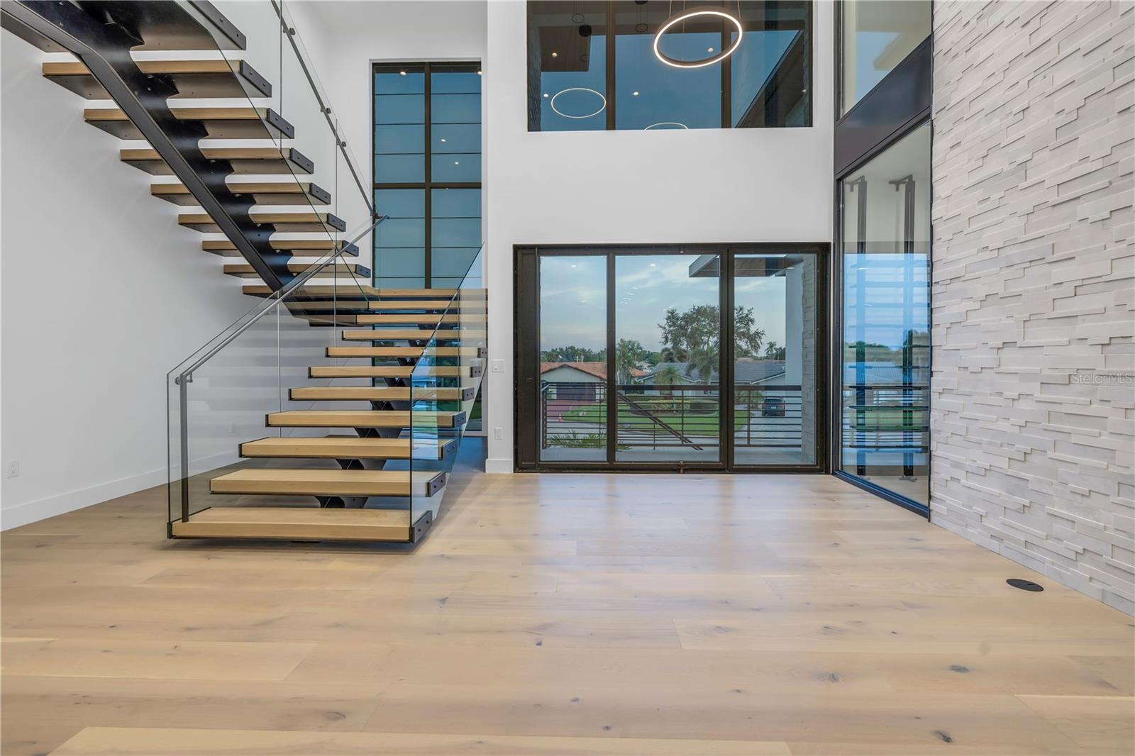 2081 MICHIGAN Ave ST PETERSBURG, FL 33703