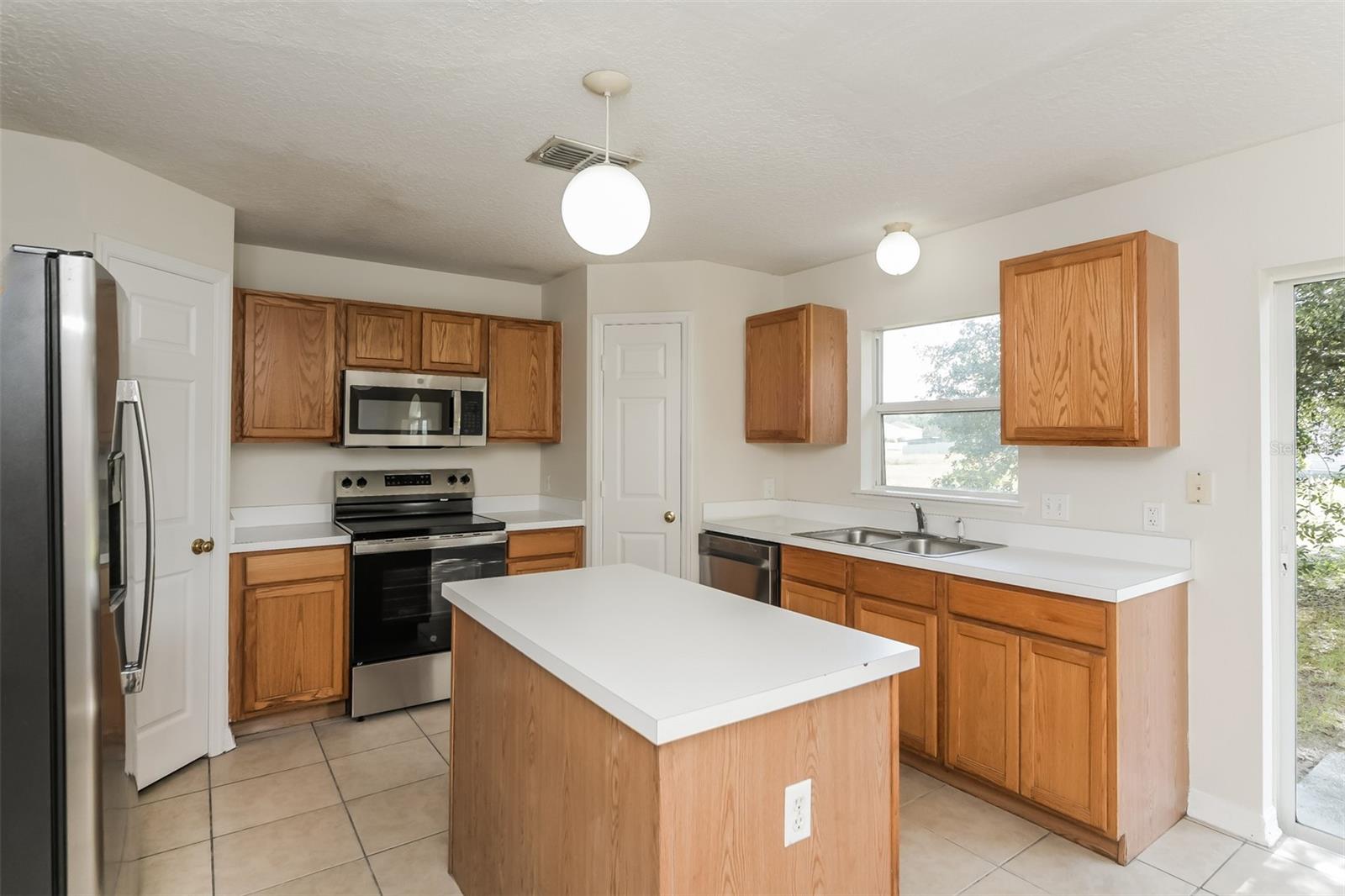612 ELBRIDGE Dr KISSIMMEE, FL 34758