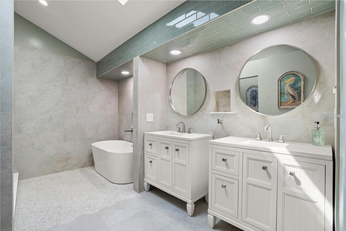 1517 N HALIFAX Ave DAYTONA BEACH, FL 32118