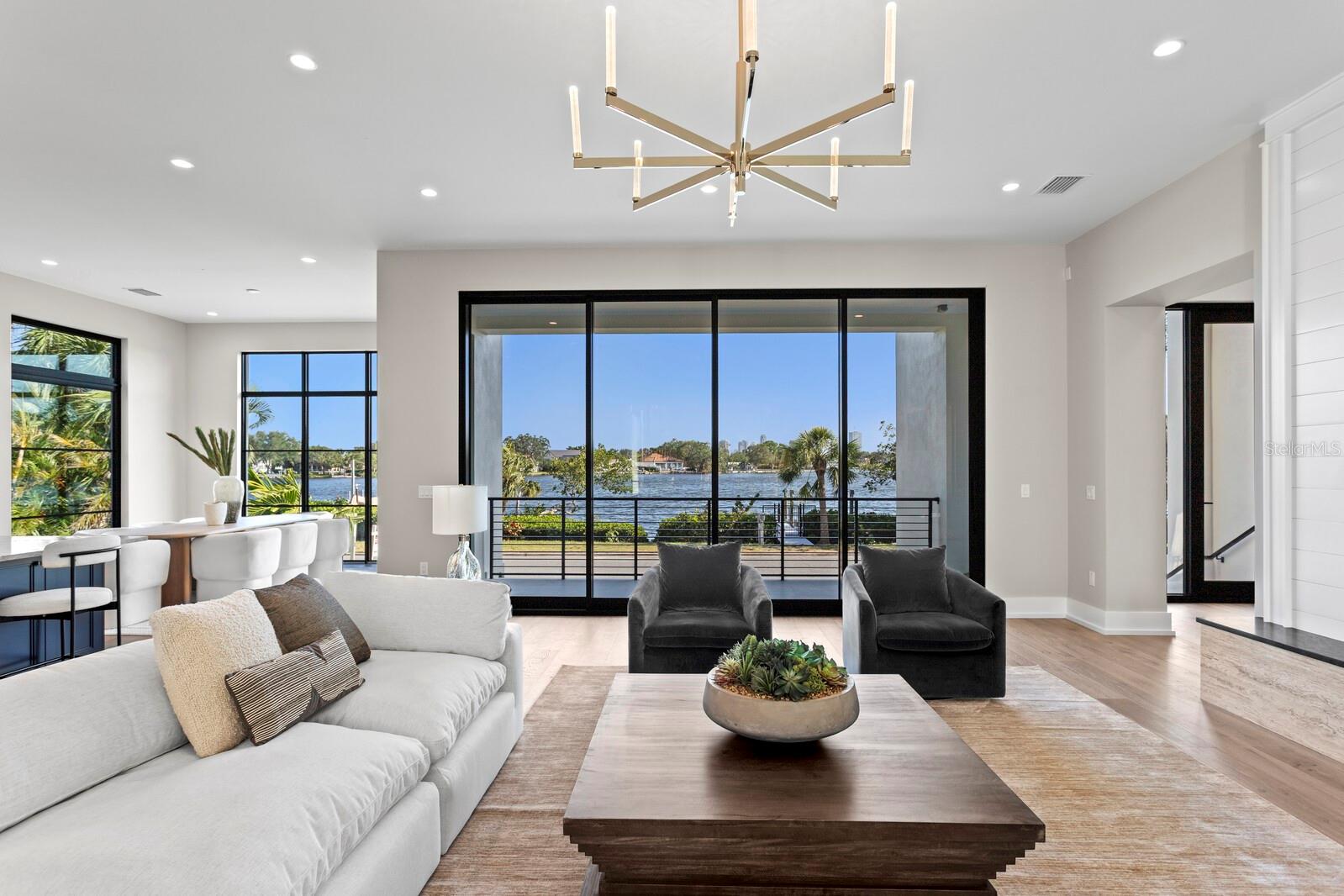 337 COFFEE POT Dr ST PETERSBURG, FL 33704