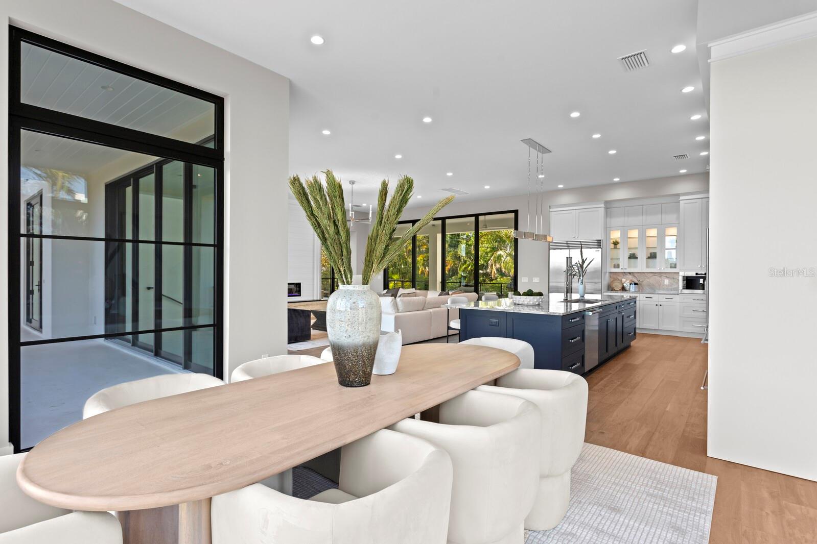 337 COFFEE POT Dr ST PETERSBURG, FL 33704