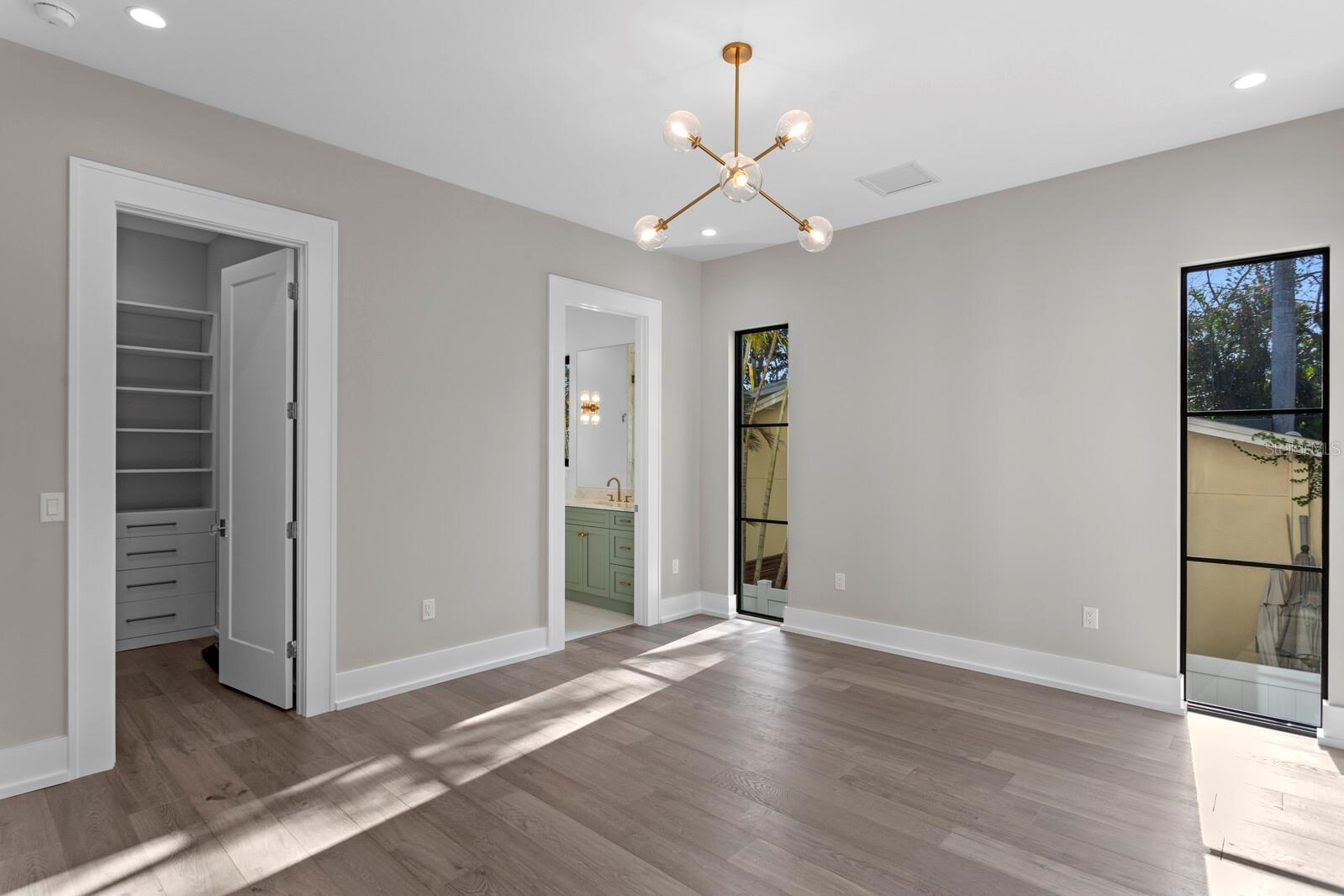 337 COFFEE POT Dr ST PETERSBURG, FL 33704