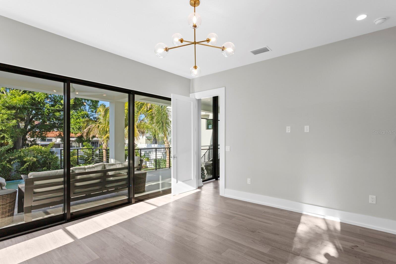 337 COFFEE POT Dr ST PETERSBURG, FL 33704