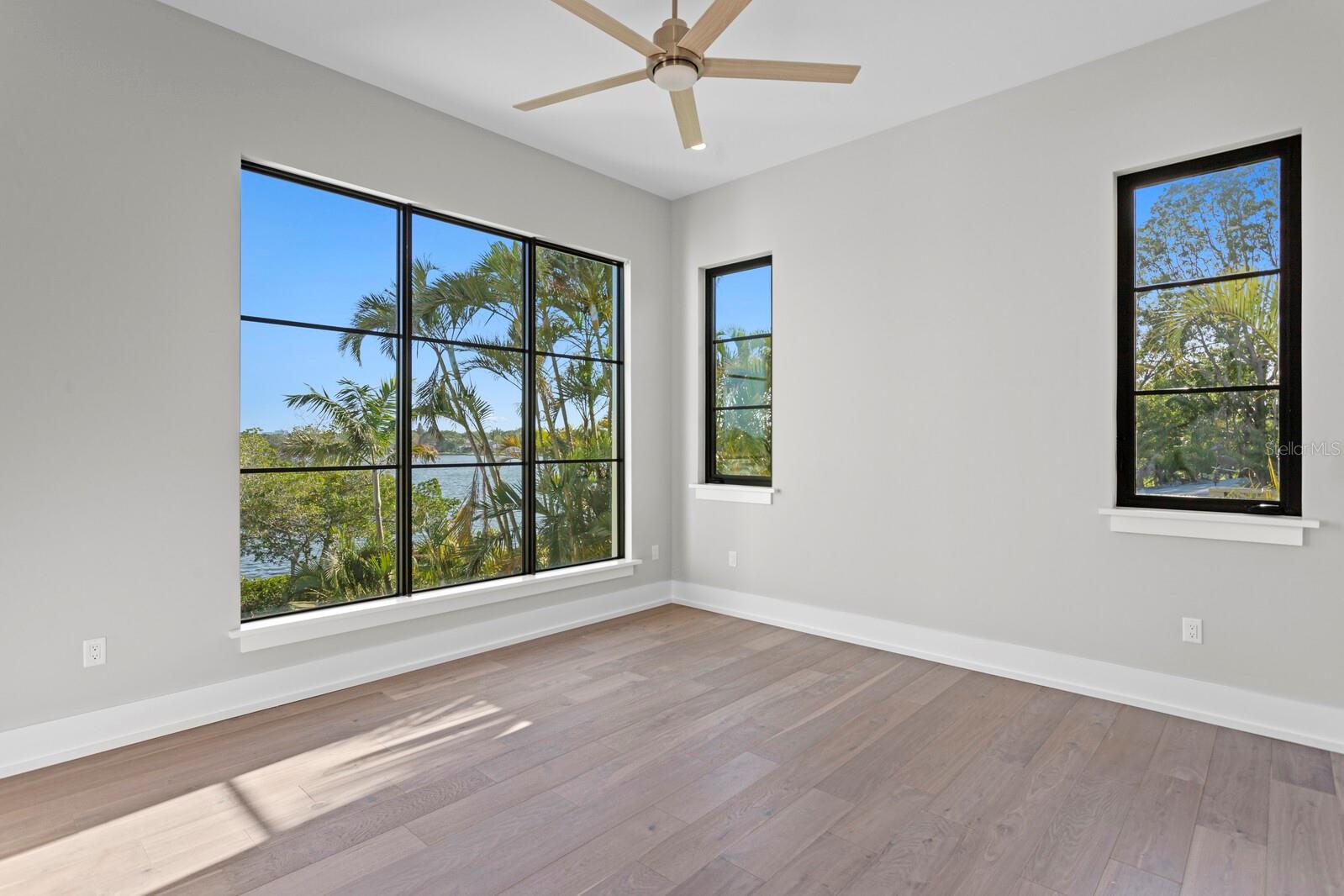 337 COFFEE POT Dr ST PETERSBURG, FL 33704