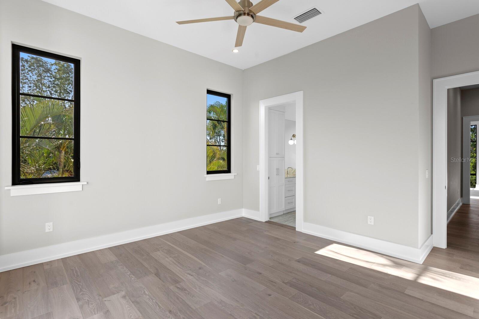 337 COFFEE POT Dr ST PETERSBURG, FL 33704