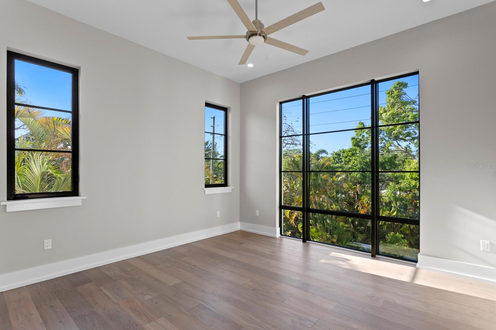 337 COFFEE POT Dr ST PETERSBURG, FL 33704