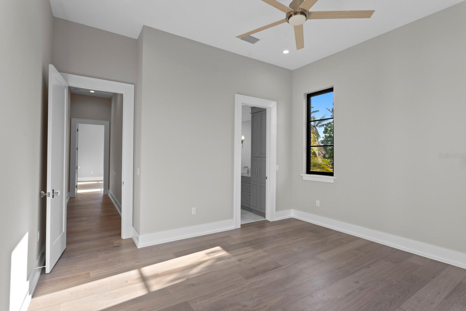 337 COFFEE POT Dr ST PETERSBURG, FL 33704