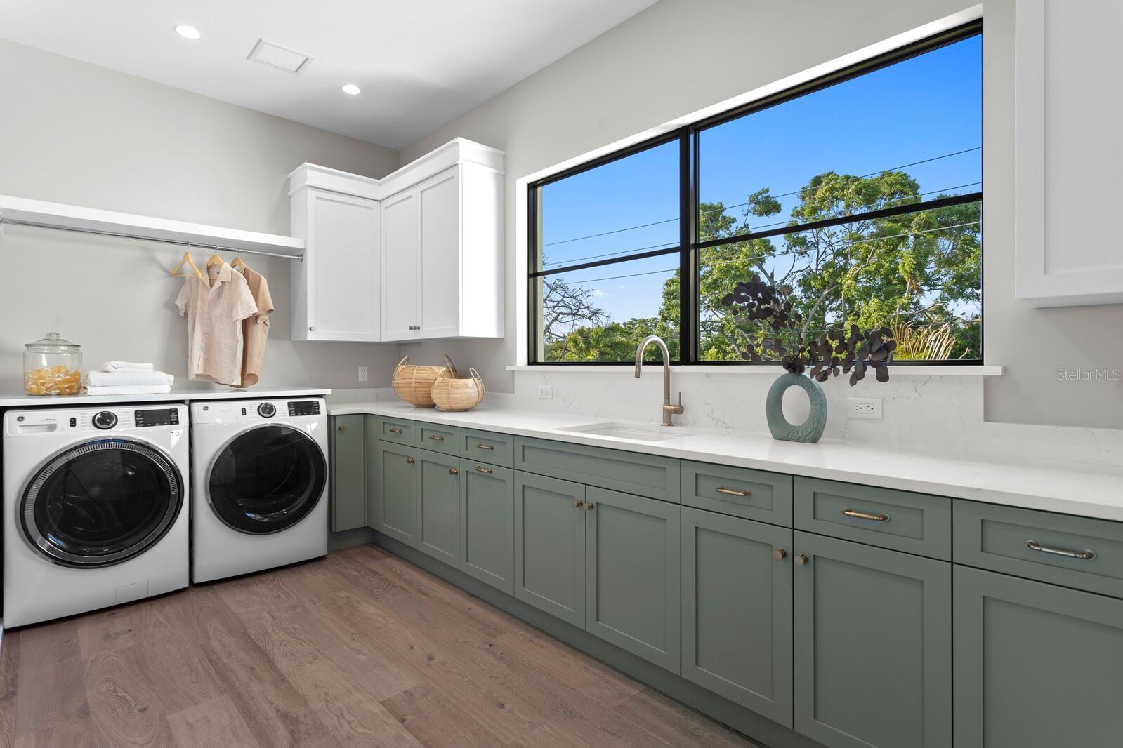 337 COFFEE POT Dr ST PETERSBURG, FL 33704