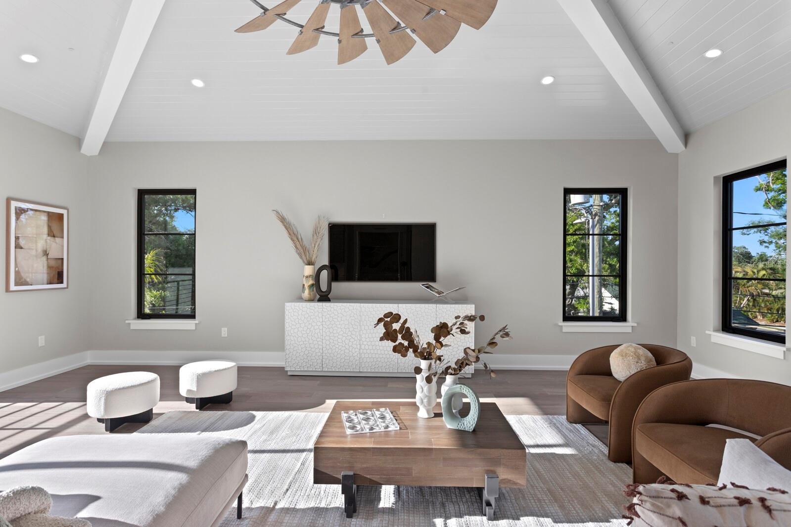 337 COFFEE POT Dr ST PETERSBURG, FL 33704