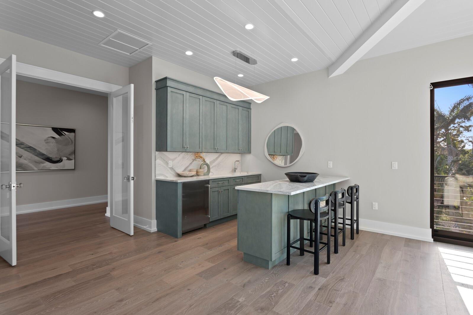 337 COFFEE POT Dr ST PETERSBURG, FL 33704