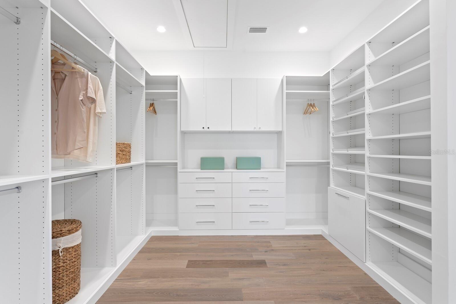 337 COFFEE POT Dr ST PETERSBURG, FL 33704