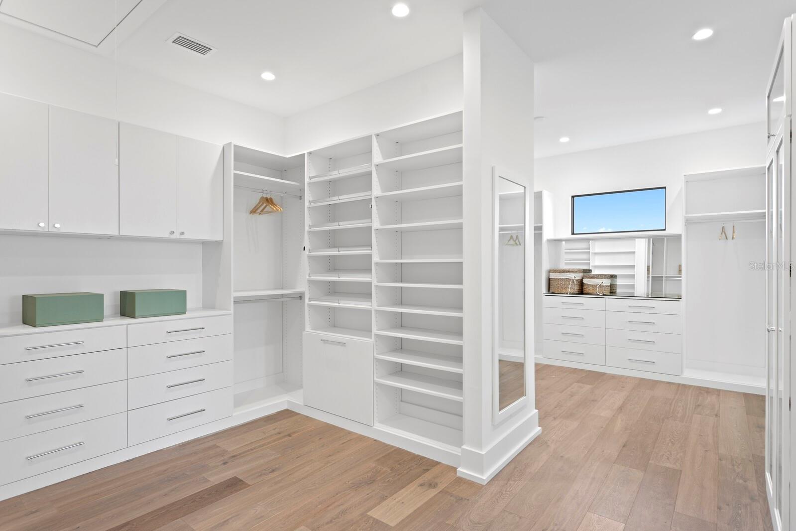 337 COFFEE POT Dr ST PETERSBURG, FL 33704