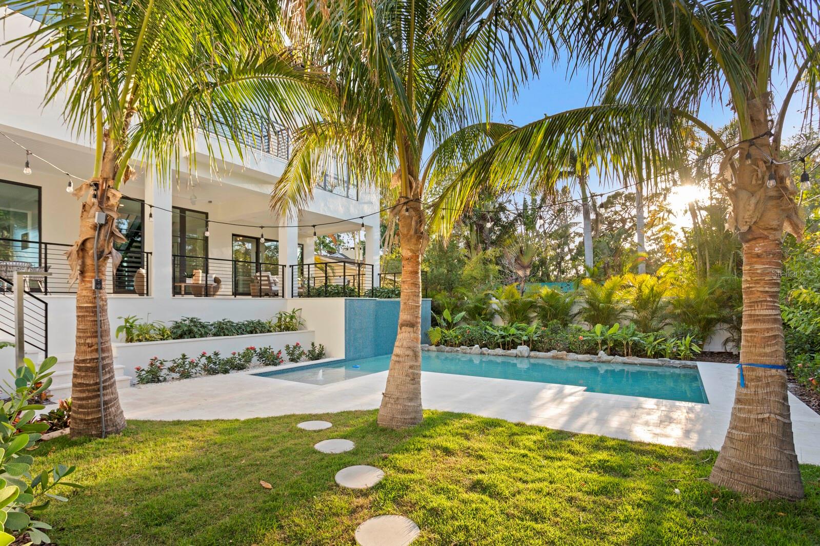 337 COFFEE POT Dr ST PETERSBURG, FL 33704