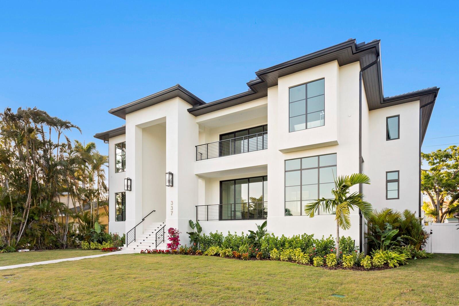 337 COFFEE POT Dr ST PETERSBURG, FL 33704