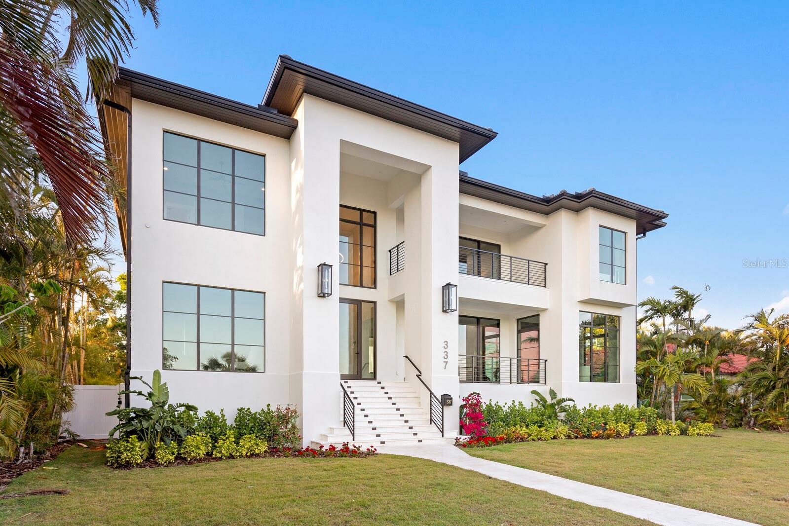 337 COFFEE POT Dr ST PETERSBURG, FL 33704