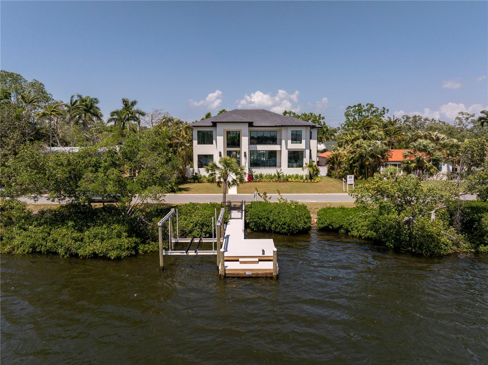 337 COFFEE POT Dr ST PETERSBURG, FL 33704