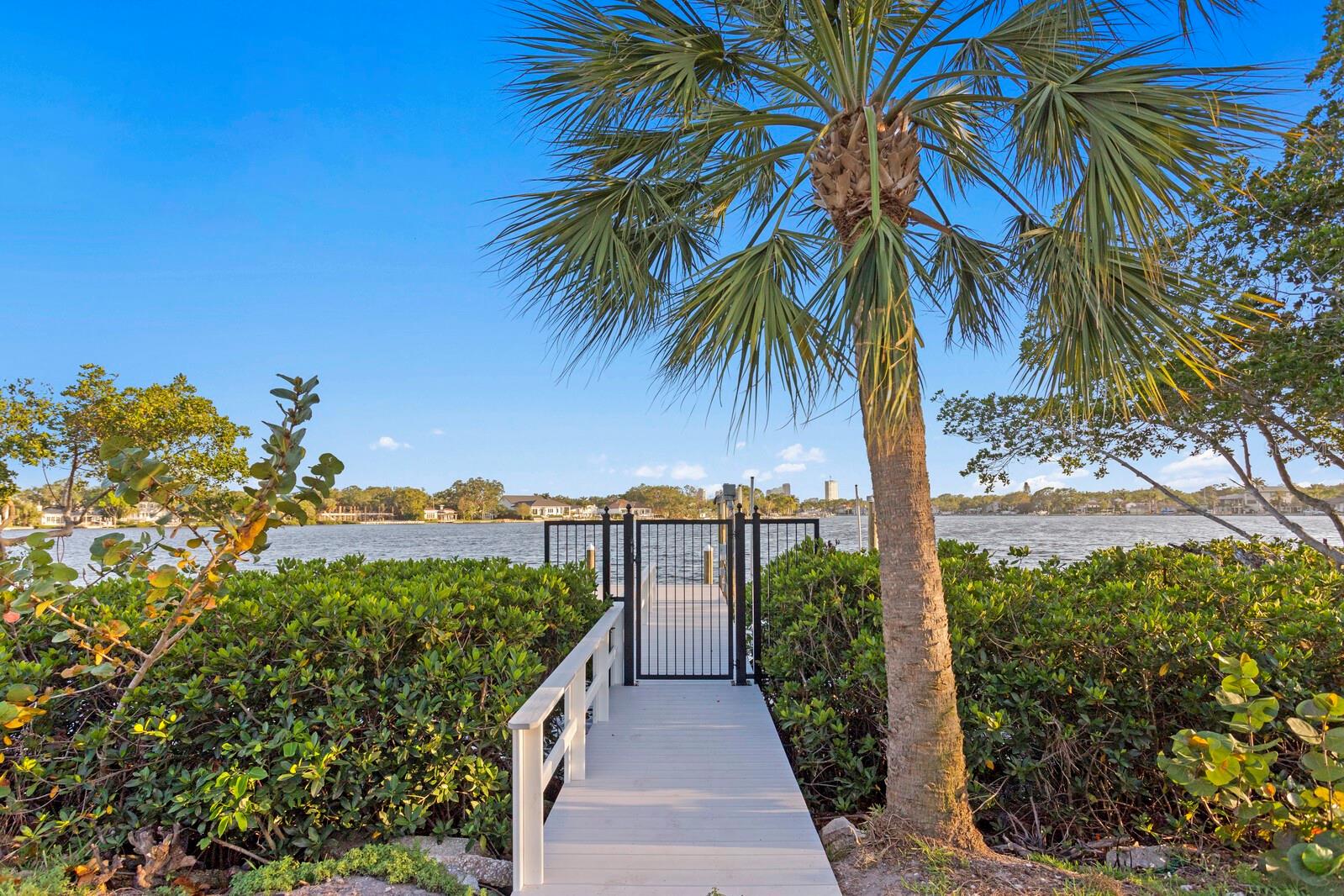 337 COFFEE POT Dr ST PETERSBURG, FL 33704