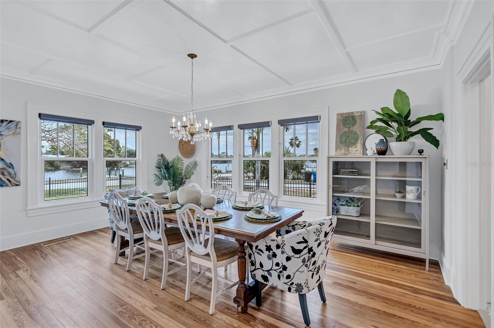 3925 SUNRISE Dr ST PETERSBURG, FL 33705