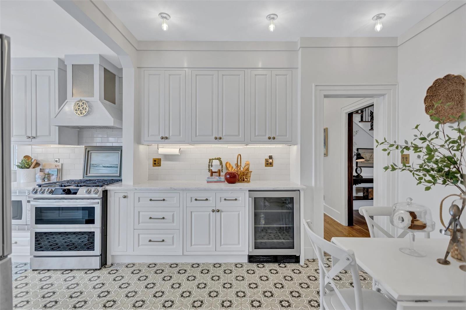 3925 SUNRISE Dr ST PETERSBURG, FL 33705