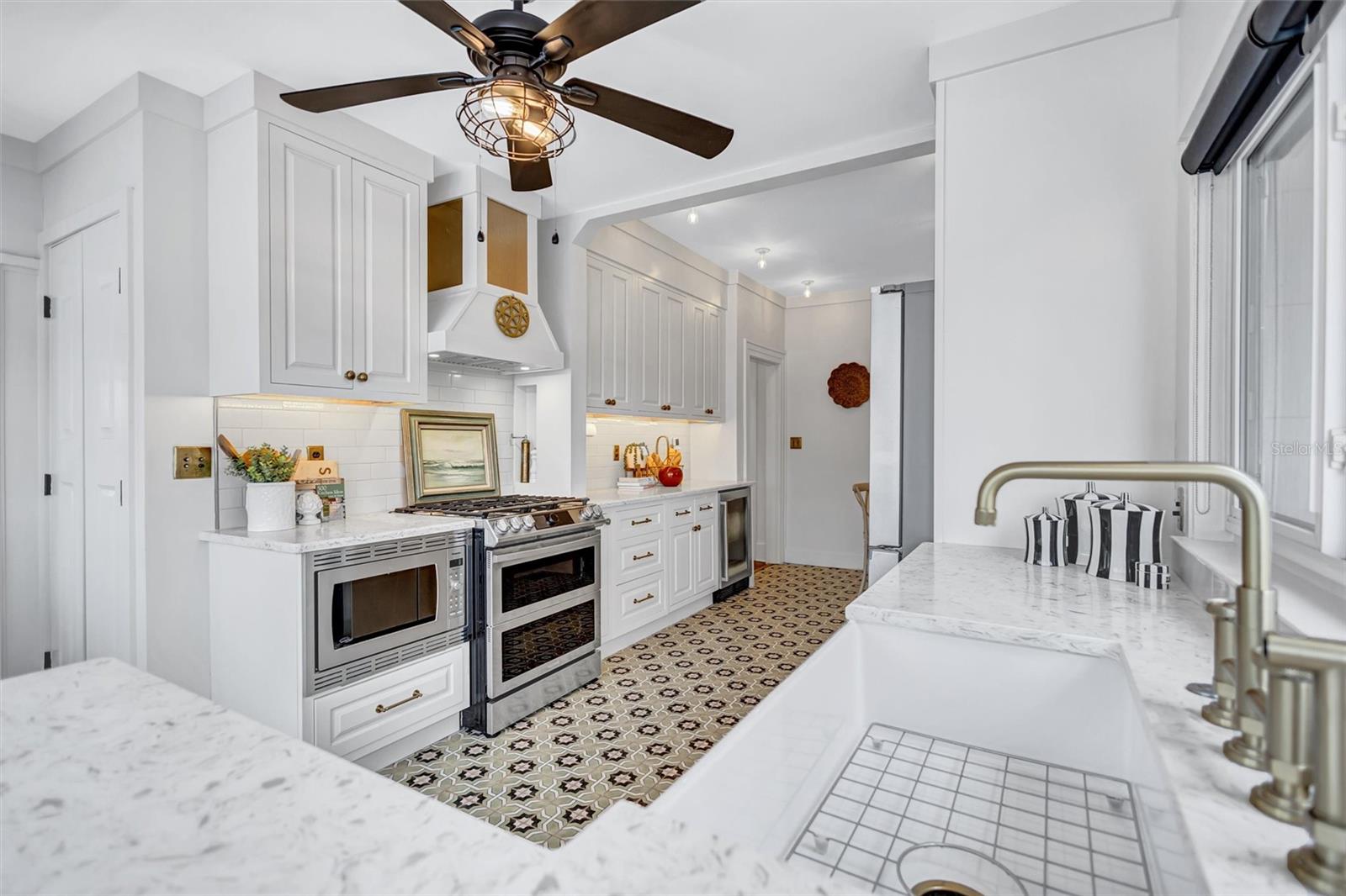 3925 SUNRISE Dr ST PETERSBURG, FL 33705