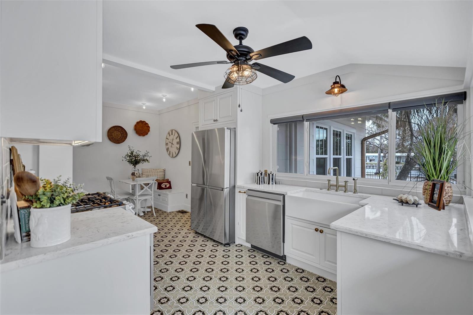 3925 SUNRISE Dr ST PETERSBURG, FL 33705