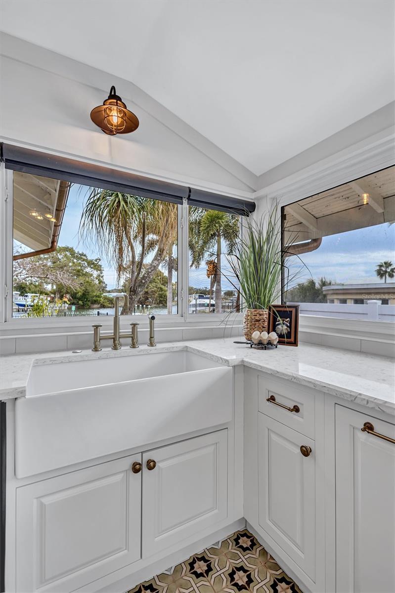 3925 SUNRISE Dr ST PETERSBURG, FL 33705