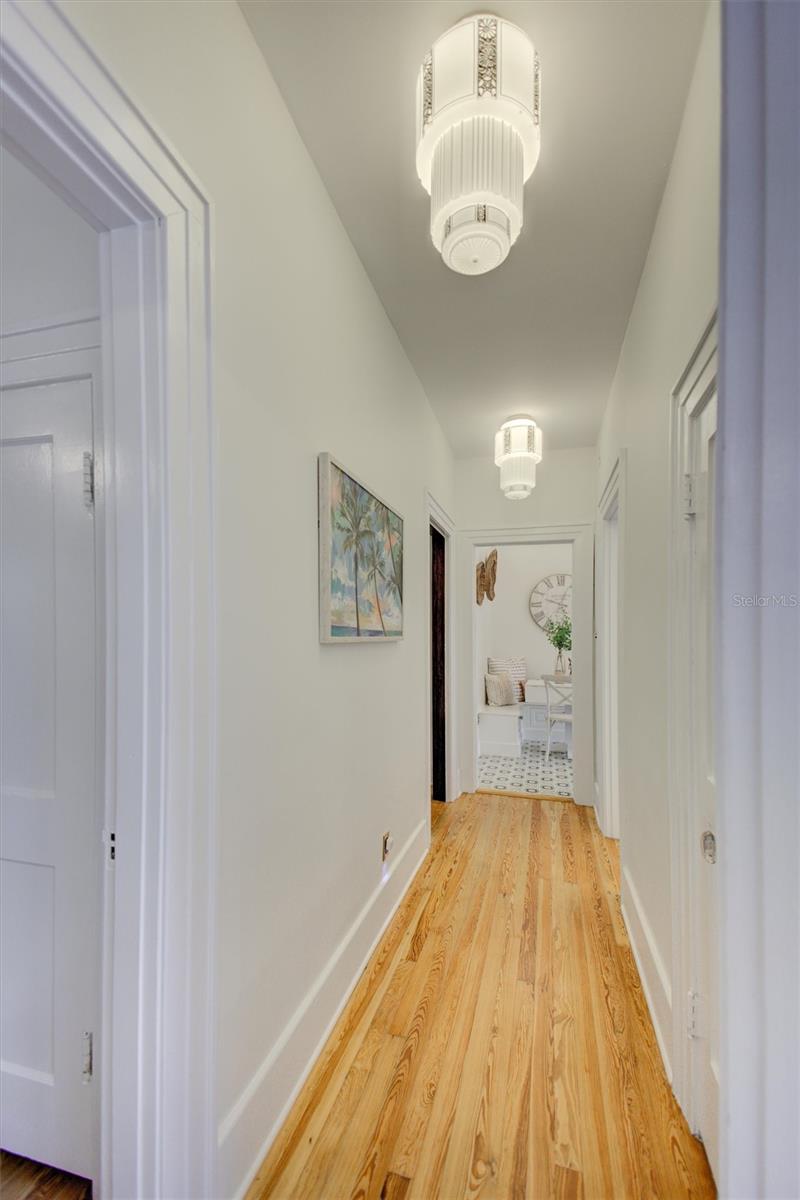 3925 SUNRISE Dr ST PETERSBURG, FL 33705