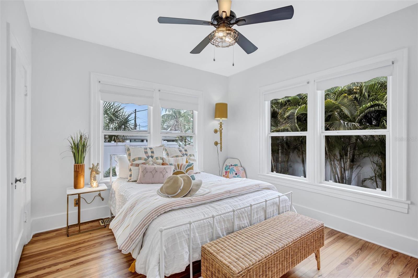 3925 SUNRISE Dr ST PETERSBURG, FL 33705