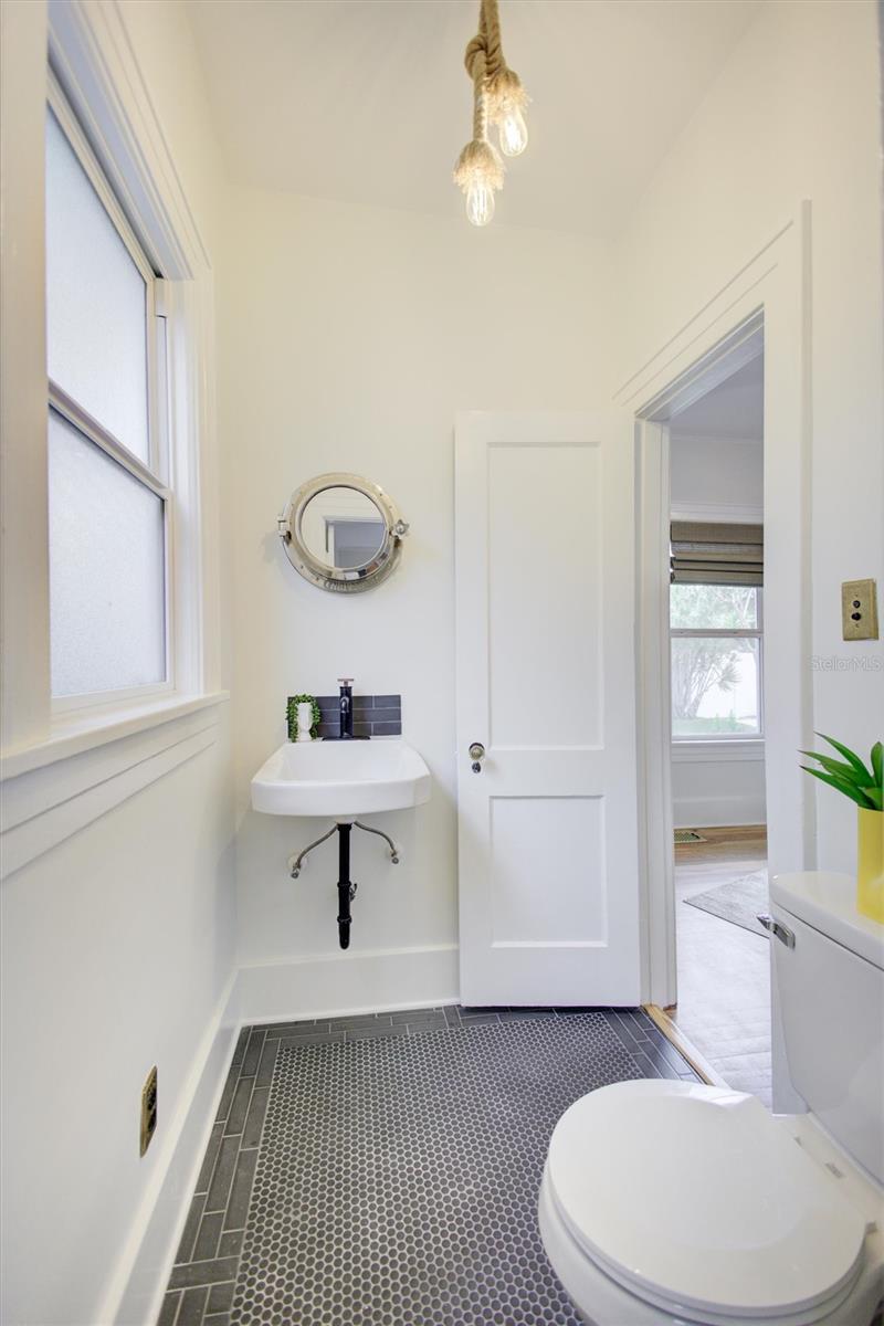 3925 SUNRISE Dr ST PETERSBURG, FL 33705