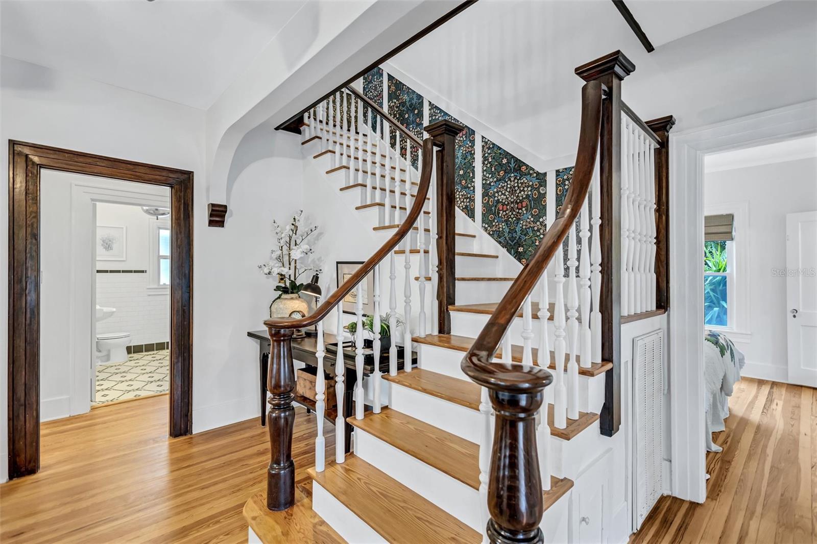 3925 SUNRISE Dr ST PETERSBURG, FL 33705