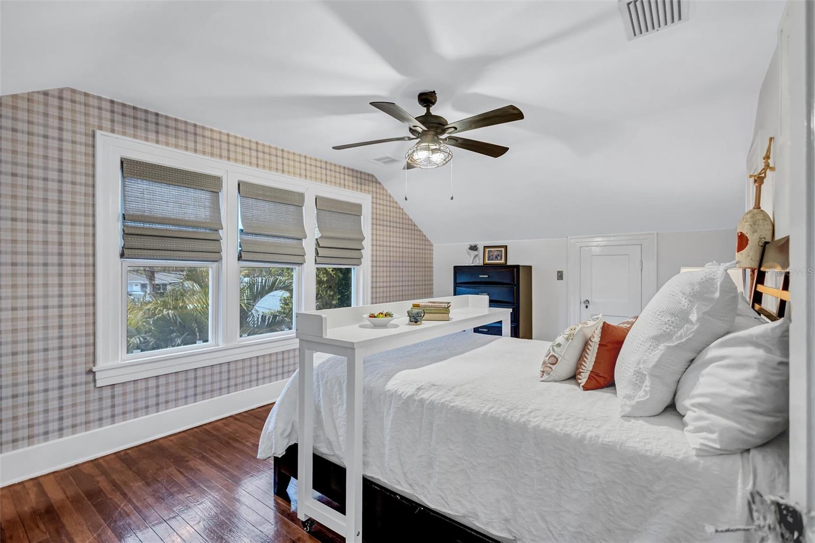 3925 SUNRISE Dr ST PETERSBURG, FL 33705