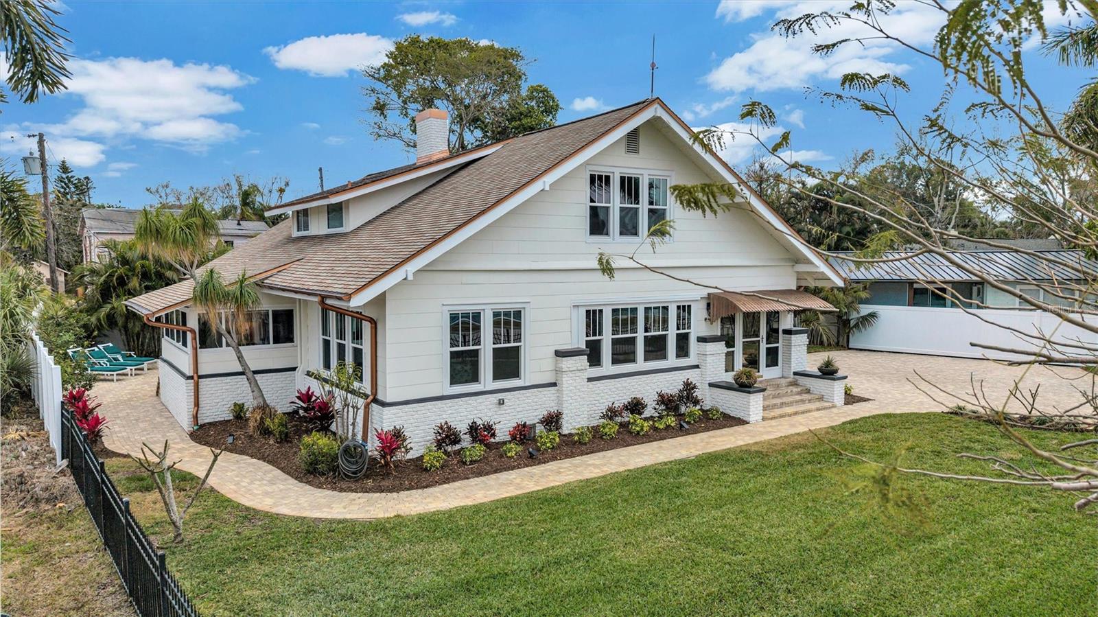 3925 SUNRISE Dr ST PETERSBURG, FL 33705