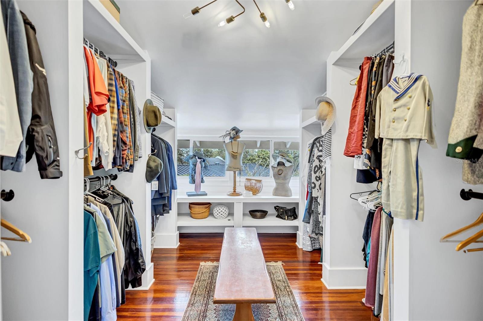 3925 SUNRISE Dr ST PETERSBURG, FL 33705