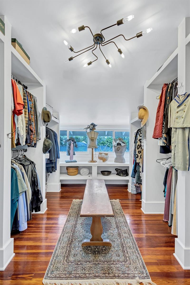 3925 SUNRISE Dr ST PETERSBURG, FL 33705