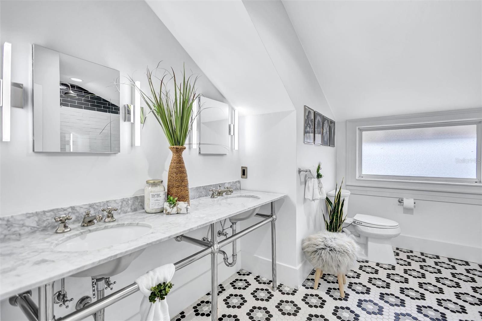 3925 SUNRISE Dr ST PETERSBURG, FL 33705