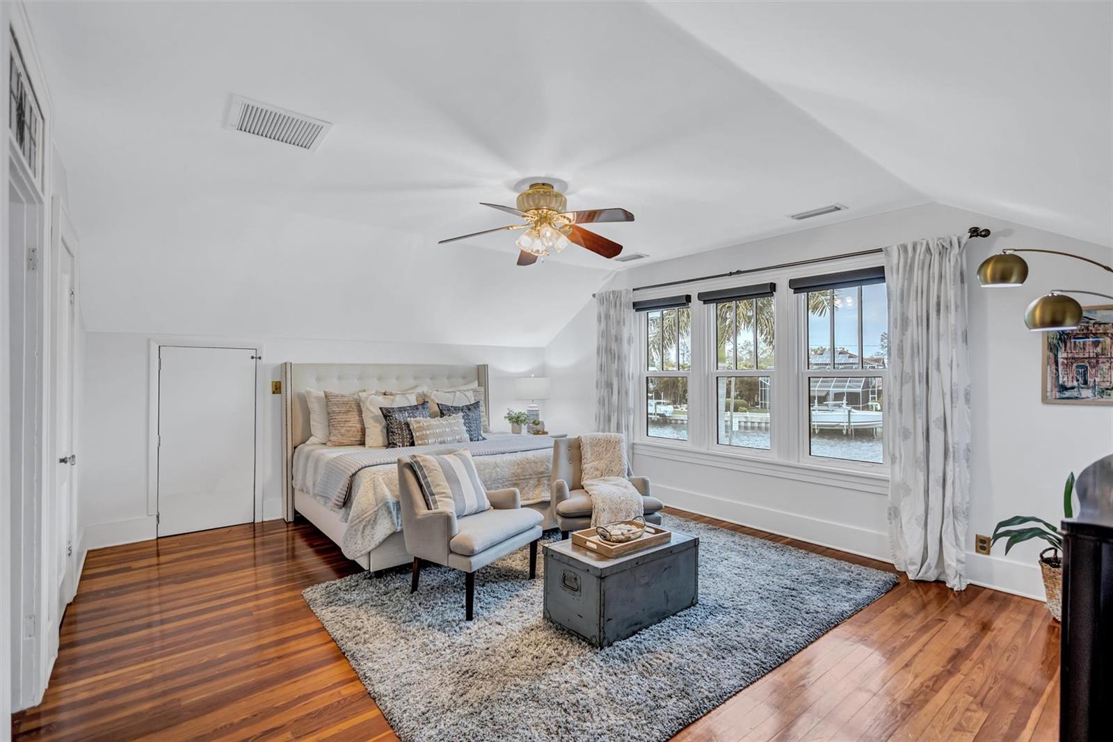 3925 SUNRISE Dr ST PETERSBURG, FL 33705