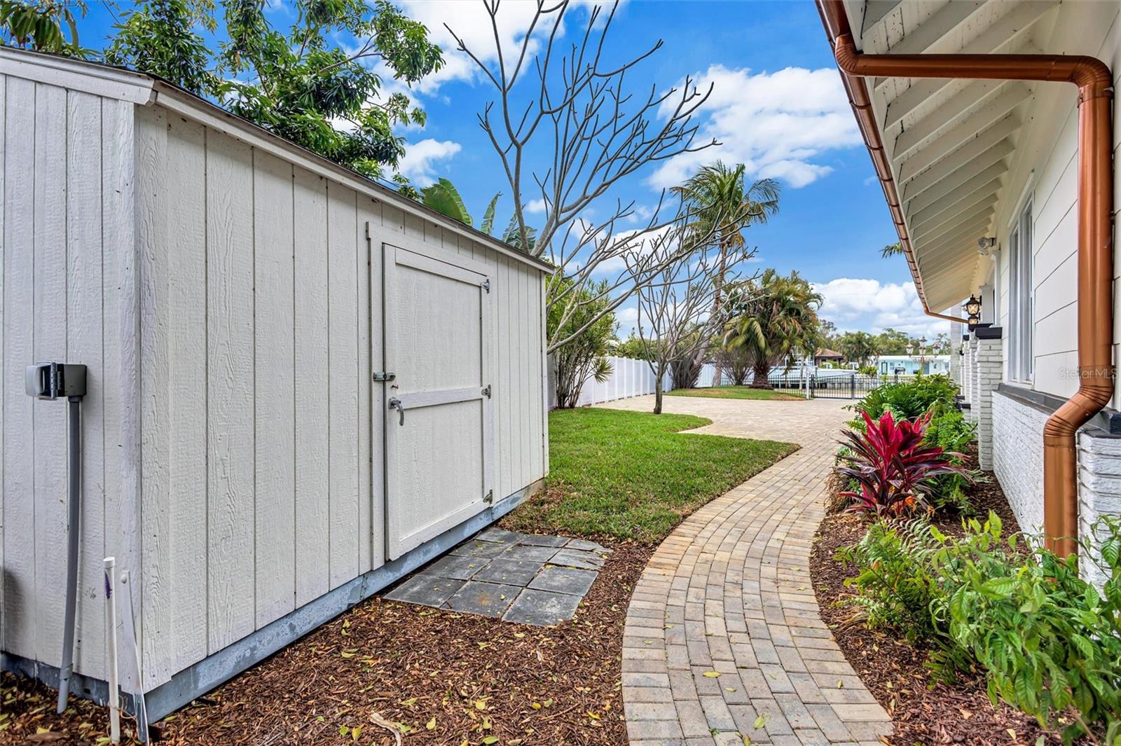 3925 SUNRISE Dr ST PETERSBURG, FL 33705