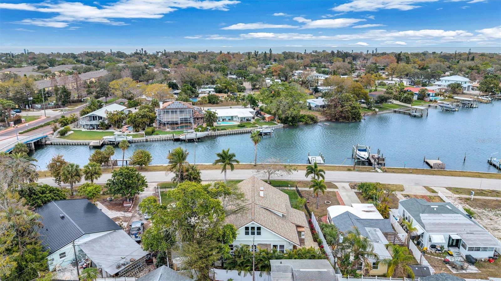 3925 SUNRISE Dr ST PETERSBURG, FL 33705